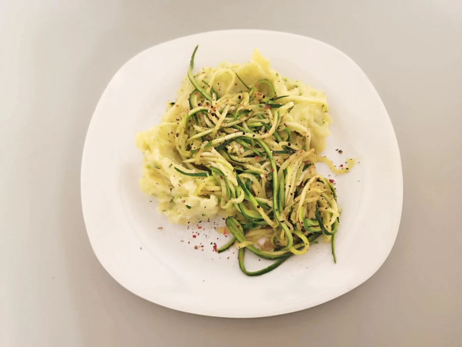 Erdapfel-Zucchinipüree mit Zucchinistreifen