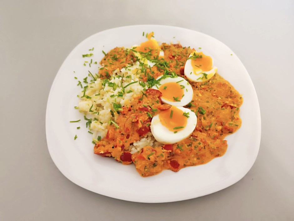 Gebratener Reis mit Ei und Paprika-Sauerrahmsoße