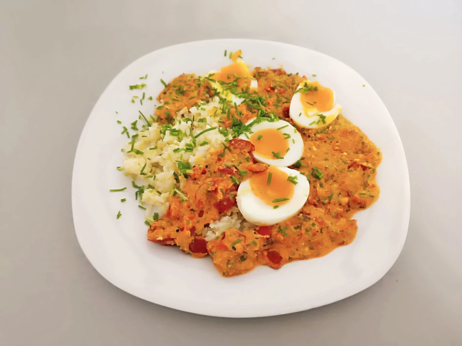 Gebratener Reis mit Ei und Paprika-Sauerrahmsoße