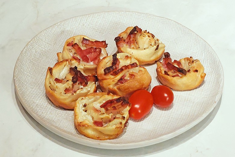 Flammkuchenschnecken mit Speck