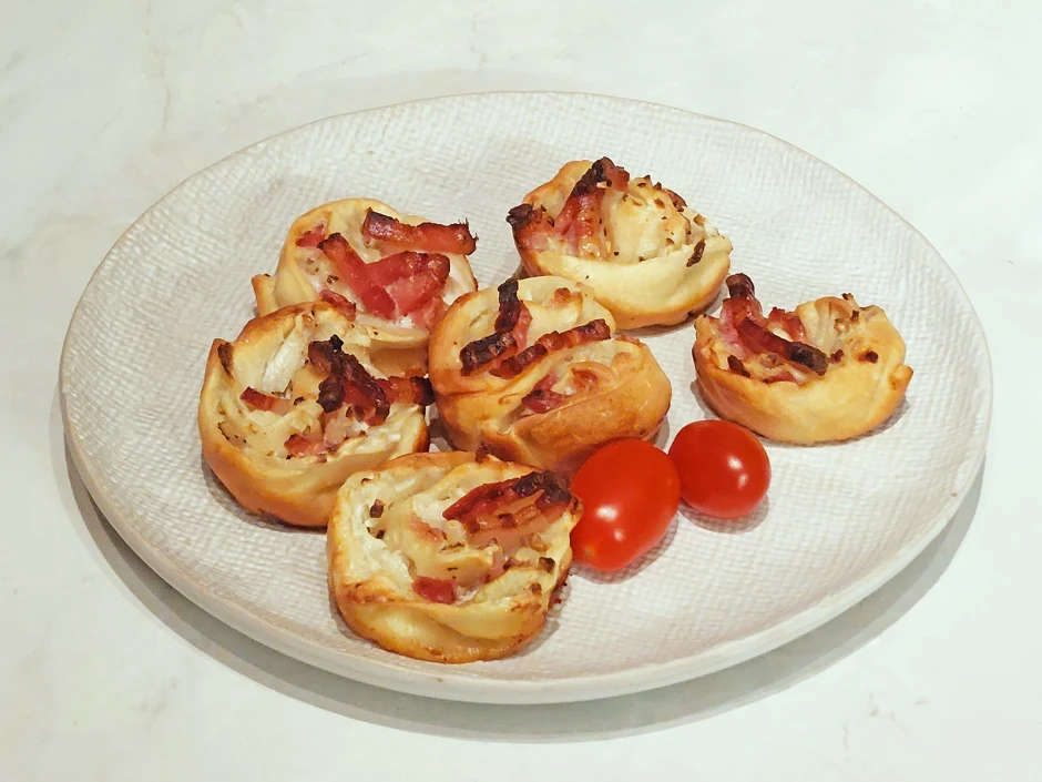 Flammkuchenschnecken mit Speck