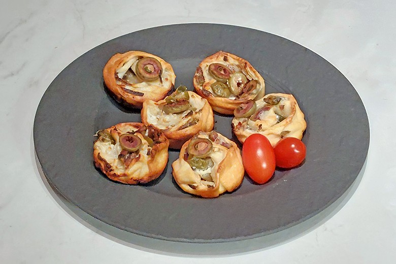Pikante Flammkuchenschnecken mit Sardellen und Oliven