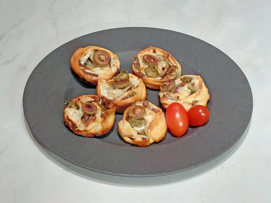 Pikante Flammkuchenschnecken mit Sardellen und Oliven