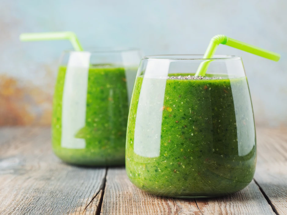 Gr&uuml;ner Smoothie mit Rote-R&uuml;ben-Bl&auml;ttern