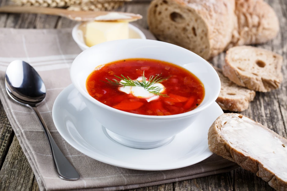 Rote-R&uuml;ben-Suppe mit Bl&auml;ttern