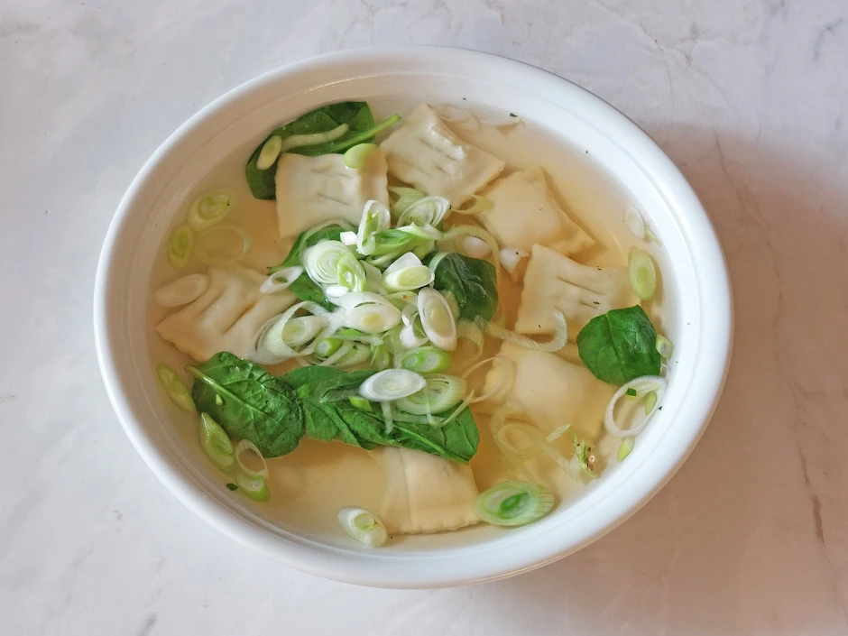Fr&uuml;hlingszwiebelsuppe mit Maultaschen