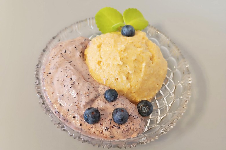 Dinkelgrießpudding mit Schwarzbeerencreme
