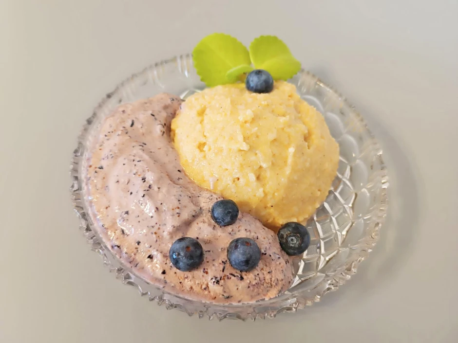 Dinkelgrie&szlig;pudding mit Schwarzbeerencreme