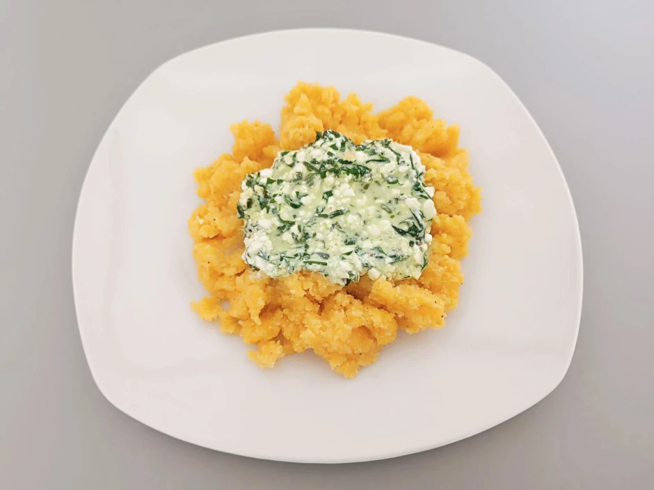 Bärlauch-Hüttenkäse auf Polenta