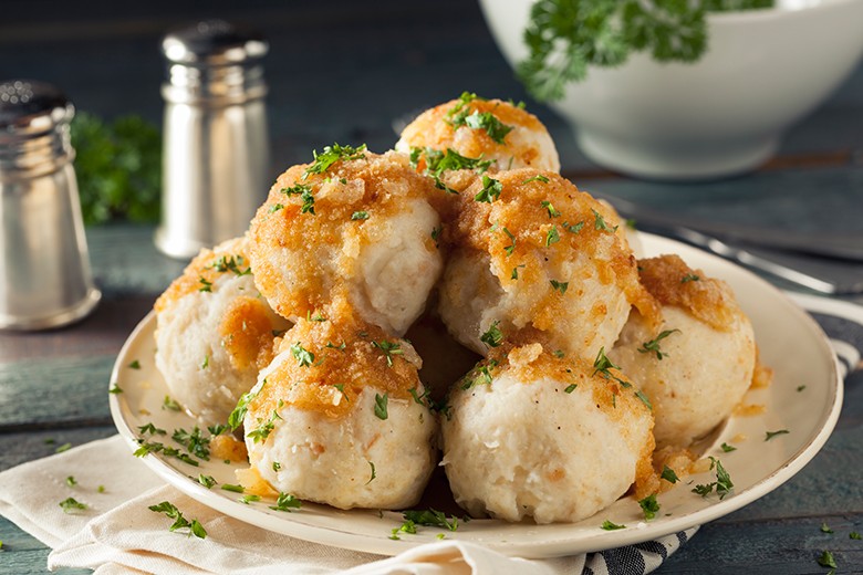 Kartoffelknödel mit Butterbrösel