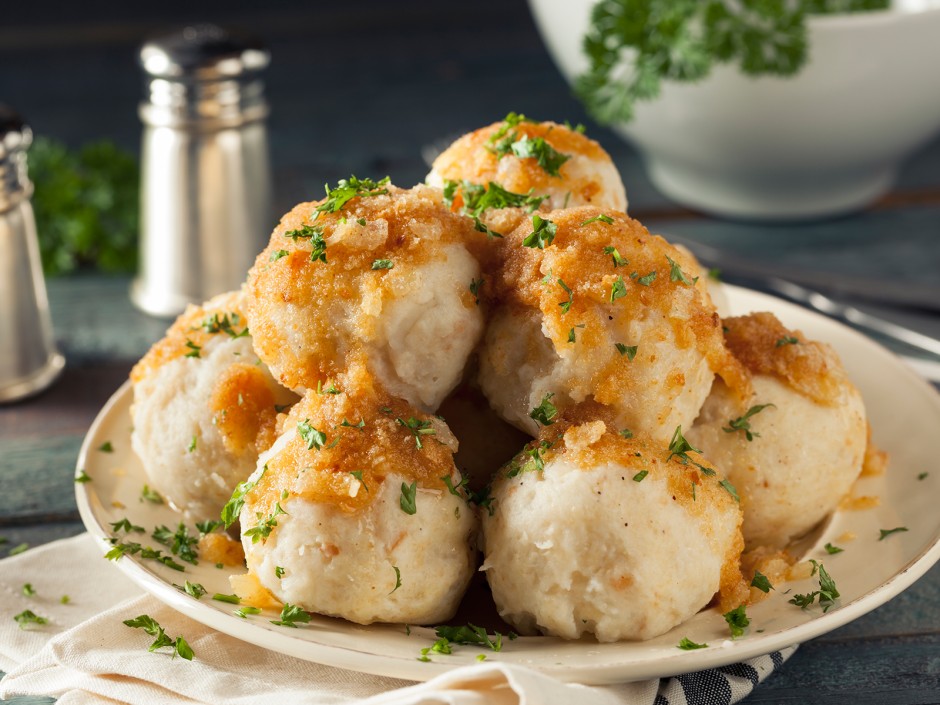 Kartoffelknödel mit Butterbrösel