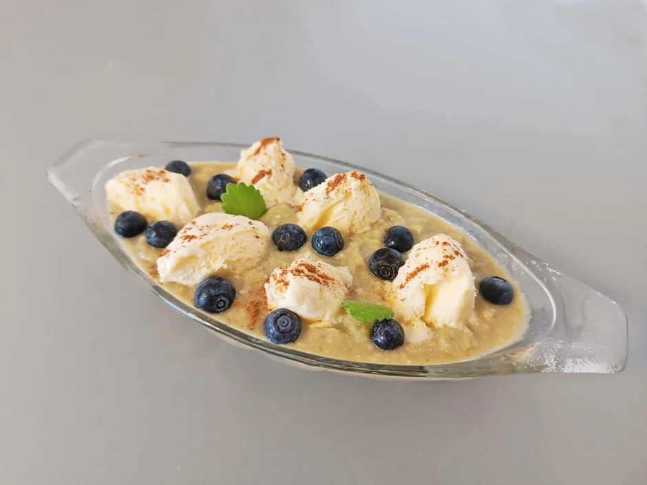 Vanilleeisnocken auf Apfel-Kokos-Creme