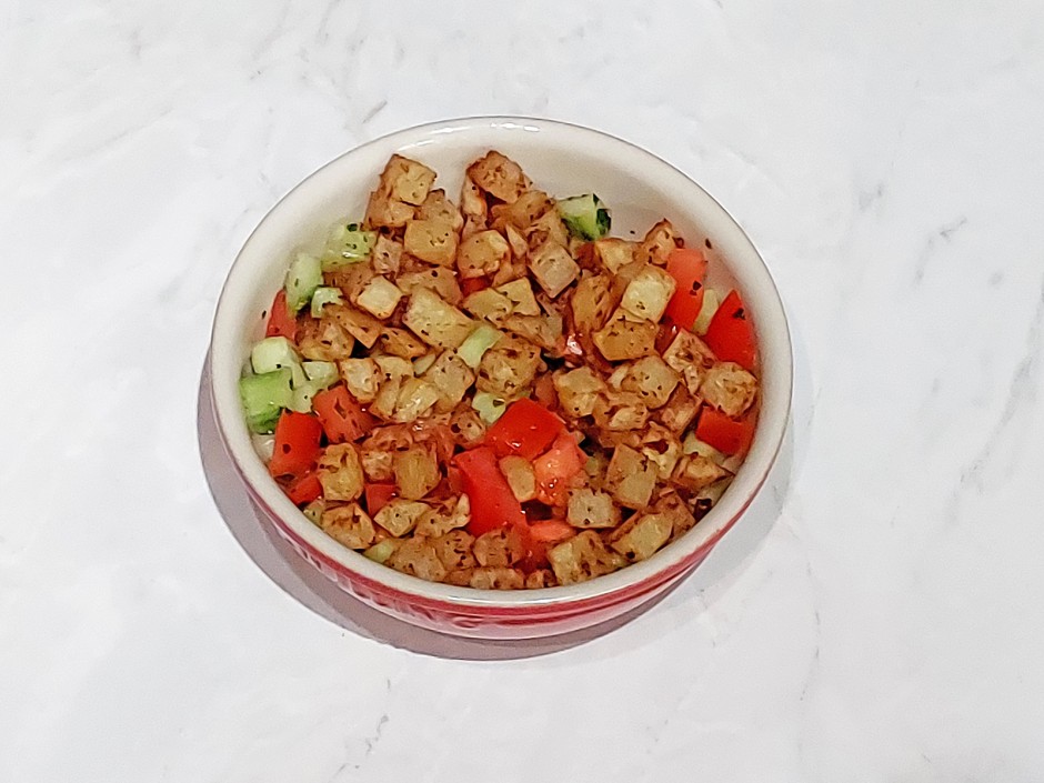 Gurkensalat mit gerösteten Kartoffeln