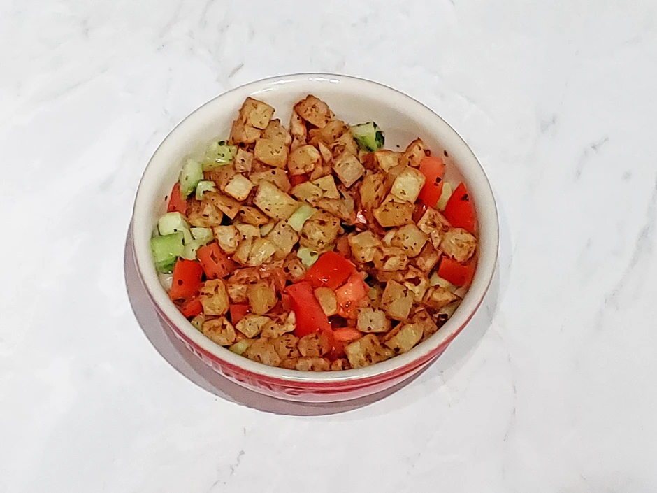 Gurkensalat mit ger&ouml;steten Kartoffeln