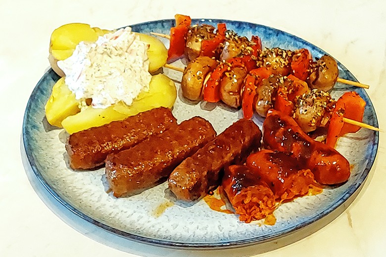 Grillplatte mit Cevapcici, Chorizo und Champignonspieße