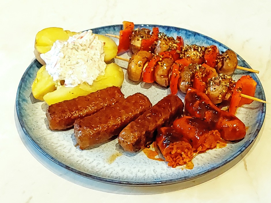 Grillplatte mit Cevapcici, Chorizo und Champignonspieße