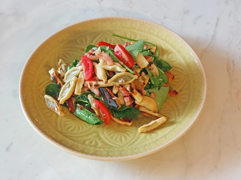 Maultaschensalat mit Spinat