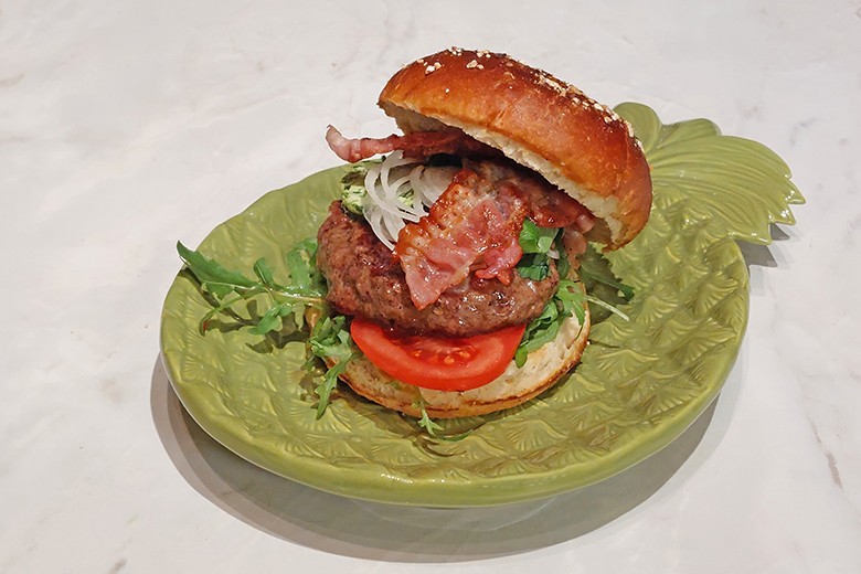 Bärlauch-Bacon-Burger mit Rucola