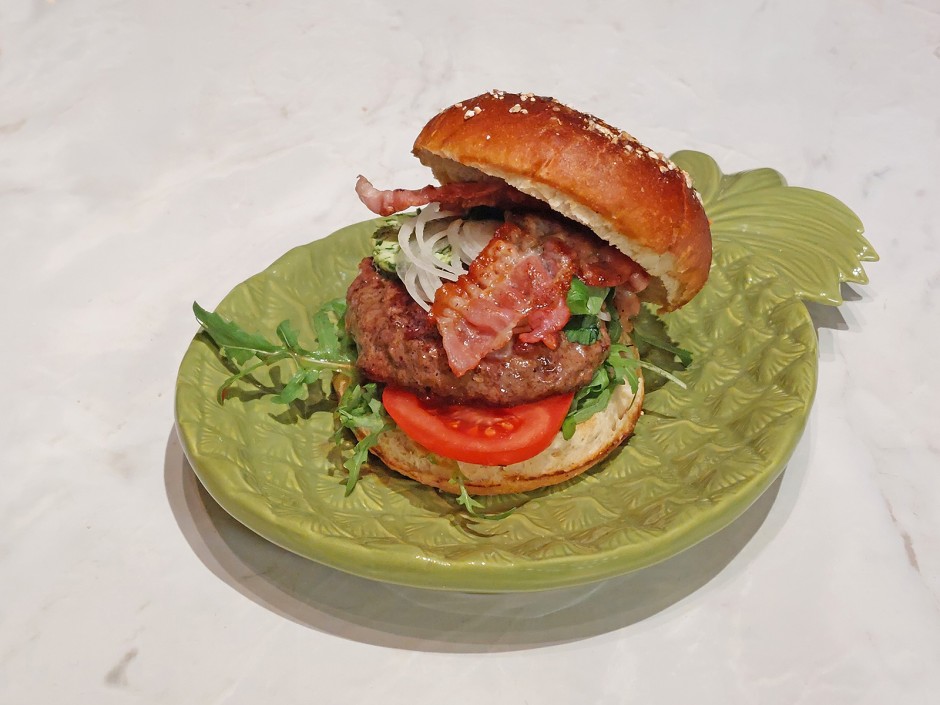 Bärlauch-Bacon-Burger mit Rucola