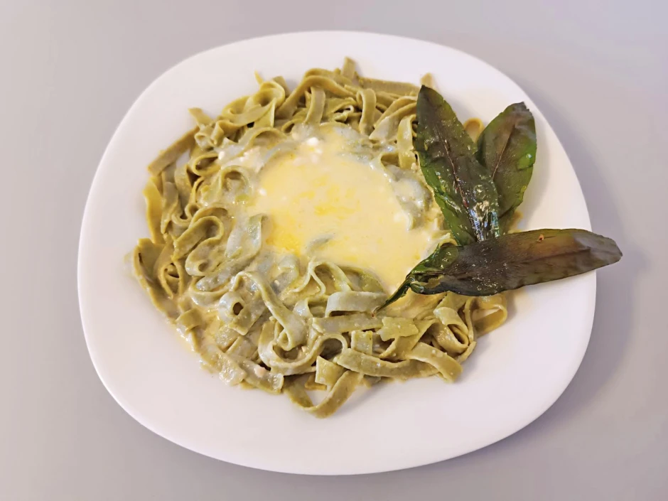 Dinkel-B&auml;rlauch Bandnudeln mit K&auml;sesauce