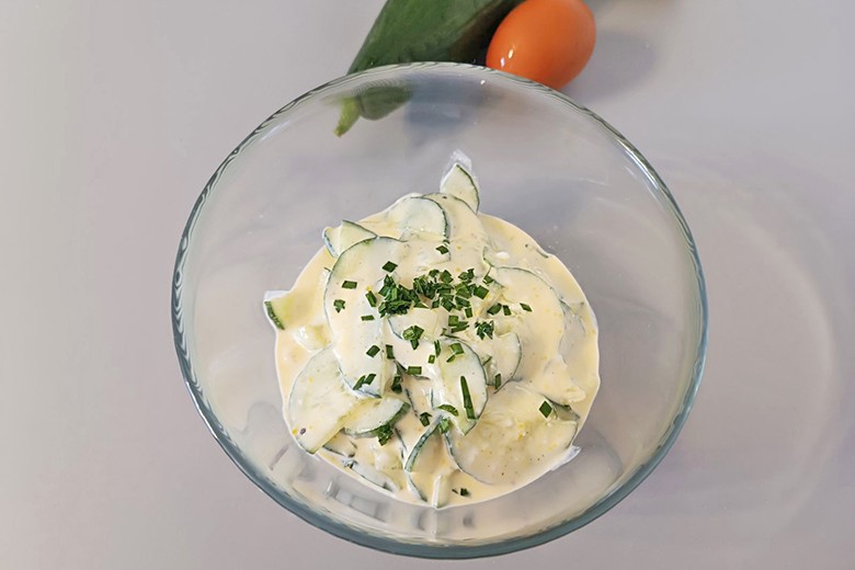 Gurkensalat mit Ei