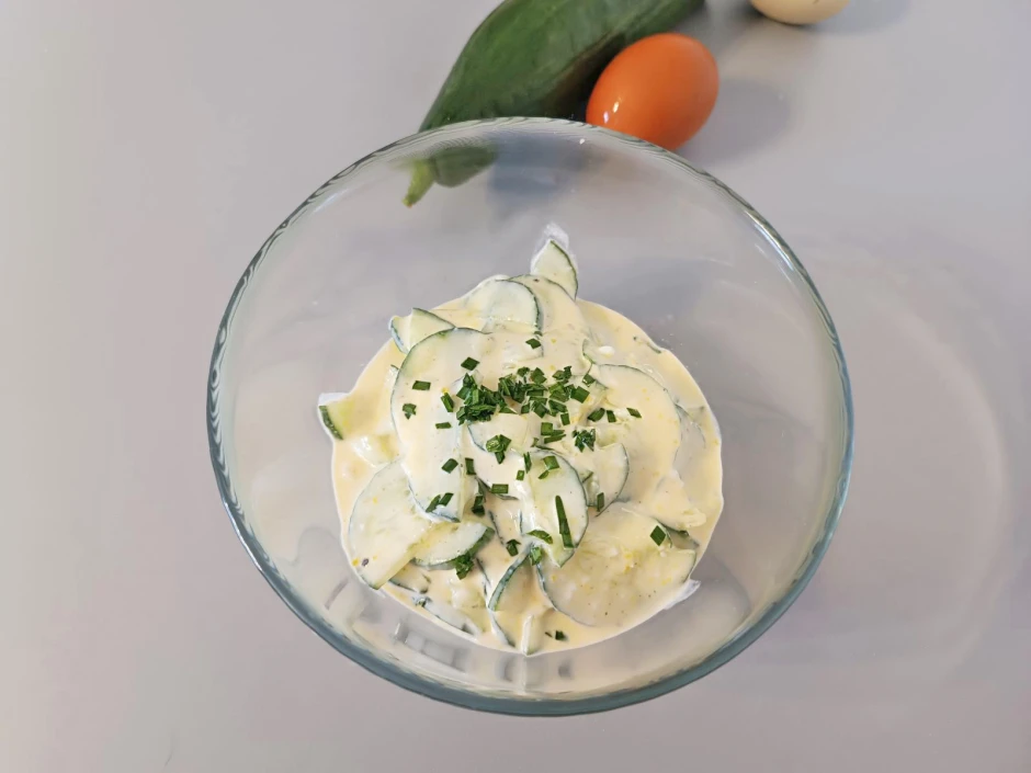 Gurkensalat mit Ei