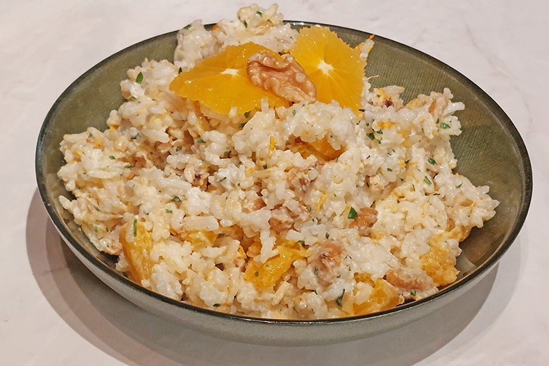 Orangenreis mit Curry und Walnüssen