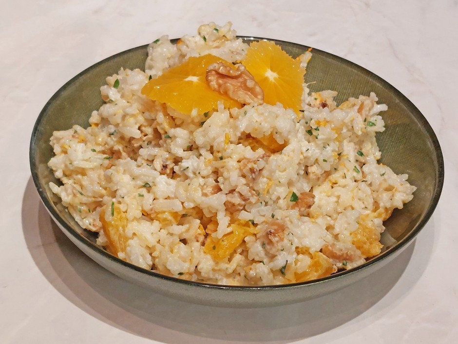 Orangenreis mit Curry und Walnüssen