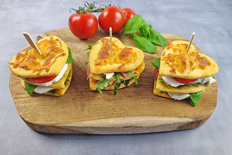 Mediterrane Pizzaherzen-Sandwiches