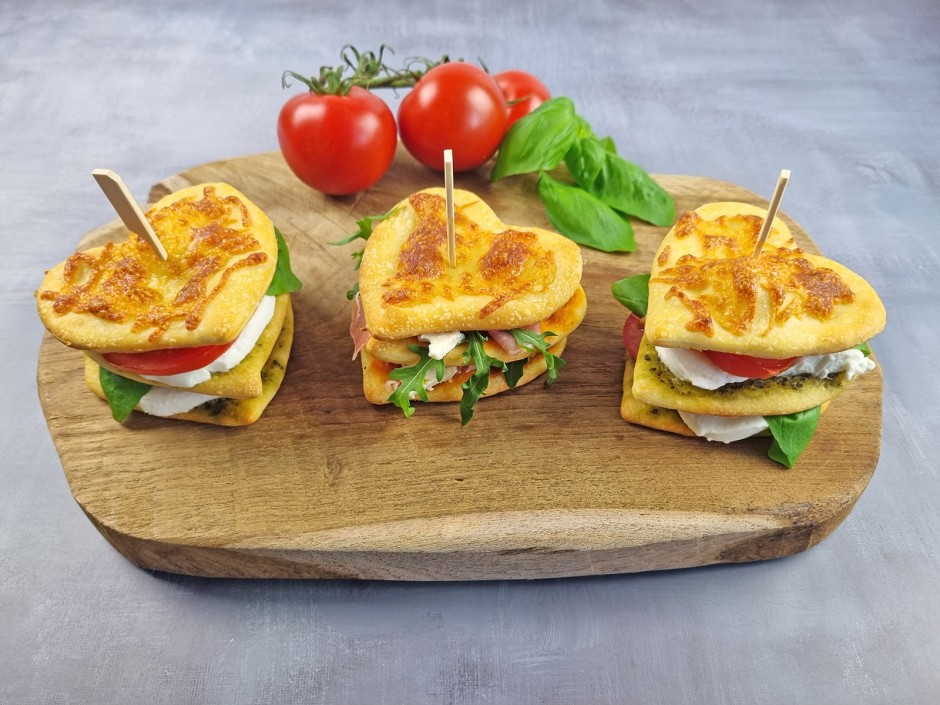 Mediterrane Pizzaherzen-Sandwiches