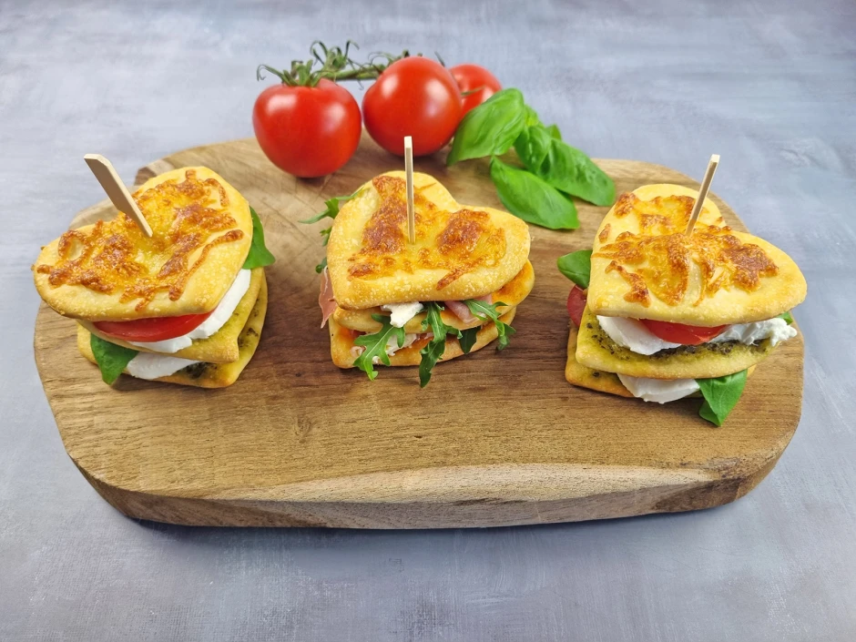 Mediterrane Pizzaherzen-Sandwiches