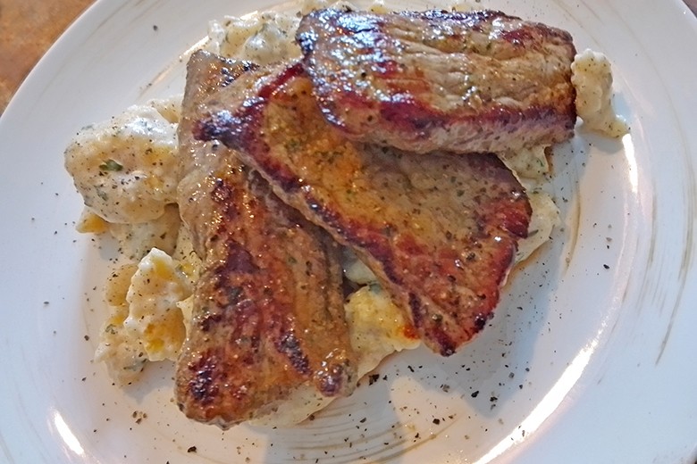 Rinderminutensteaks auf Frischkäsenockerl
