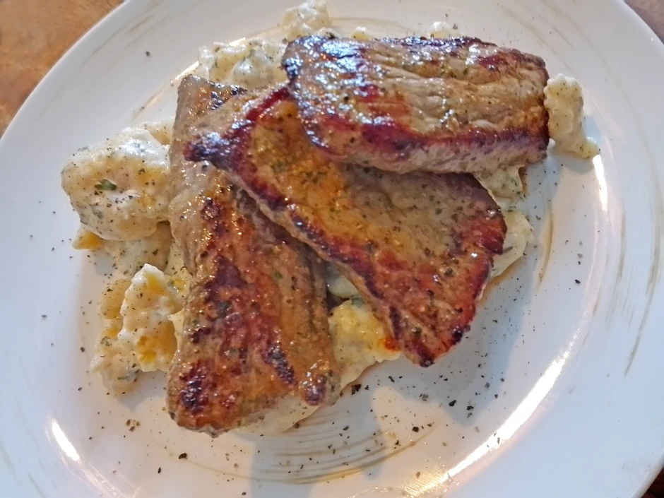 Rinderminutensteaks auf Frischkäsenockerl