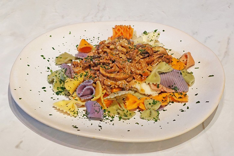 Bunte Nudeln mit Champignon-Nuss-Soße