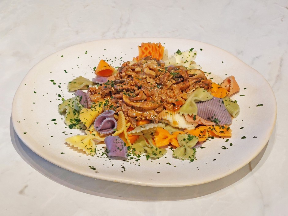 Bunte Nudeln mit Champignon-Nuss-Soße