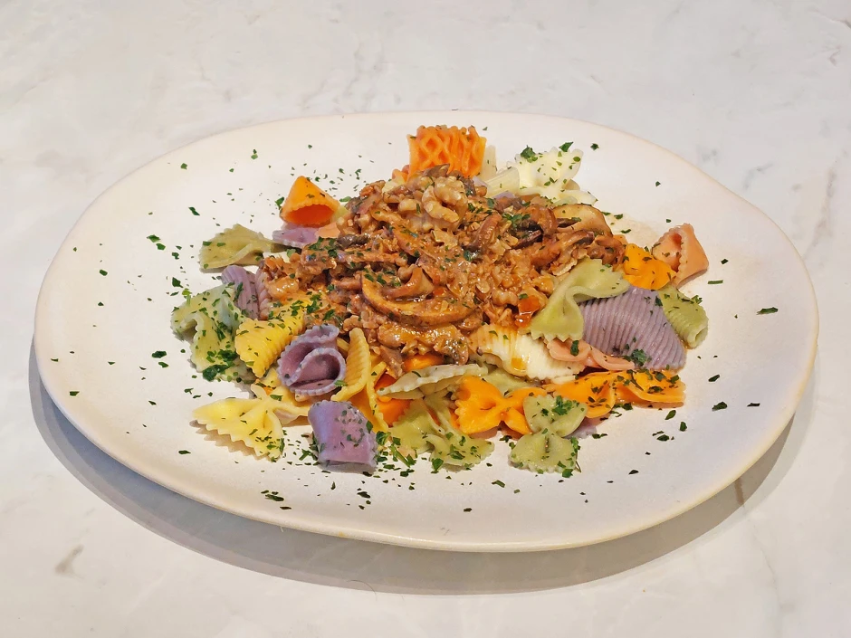 Bunte Nudeln mit Champignon-Nuss-So&szlig;e