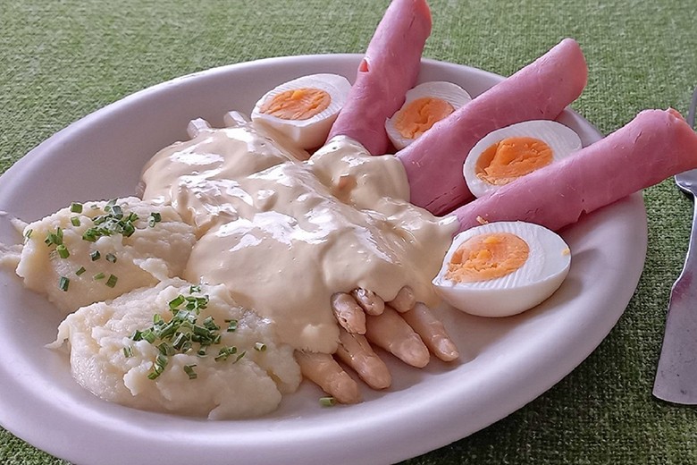 Spargel mit Sauce Hollandaise und Ei