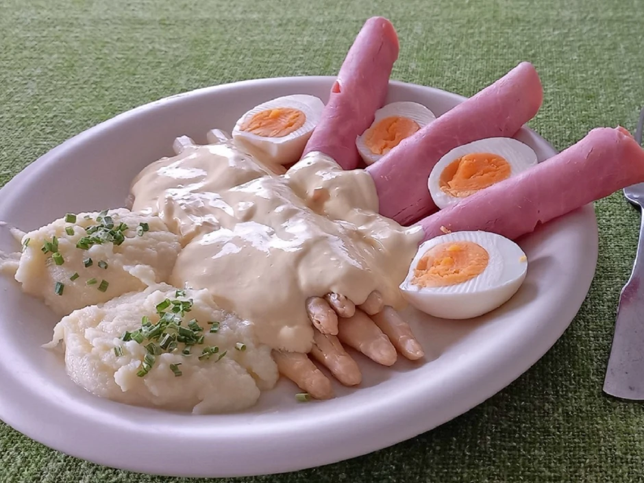 Spargel mit Sauce Hollandaise und Ei