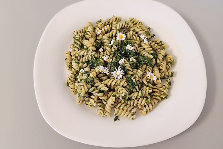 Dinkelspiralen mit Frühlingskräuterpesto