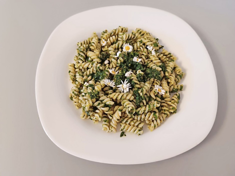 Dinkelspiralen mit Frühlingskräuterpesto