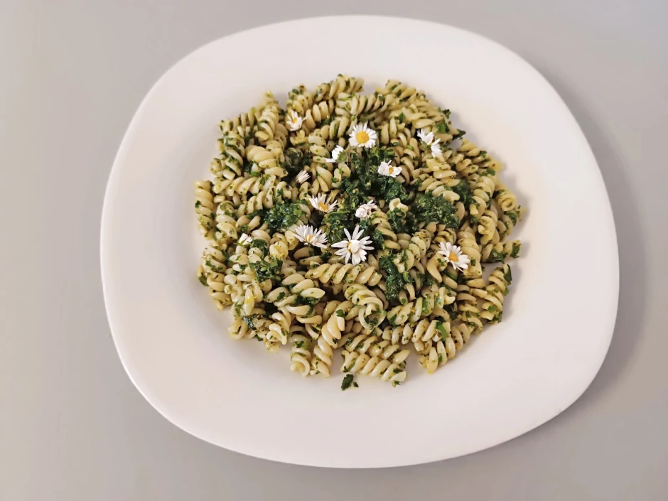 Dinkelspiralen mit Frühlingskräuterpesto