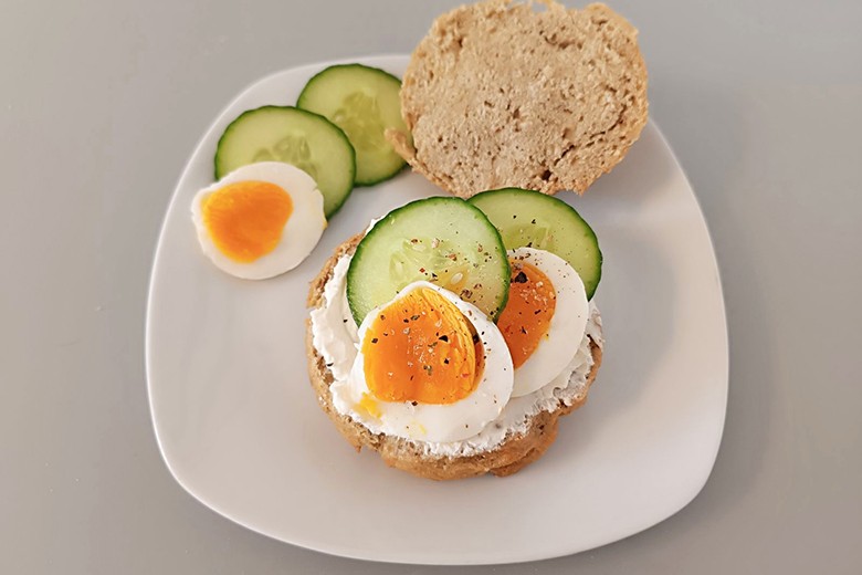 Frühstücksbrötchen mit Gurke und Ei