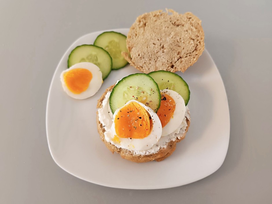 Frühstücksbrötchen mit Gurke und Ei