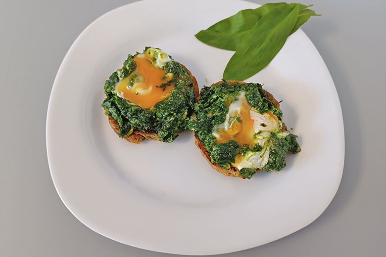 Pesto-Ei auf Laugen-Frühstücksbrötchen
