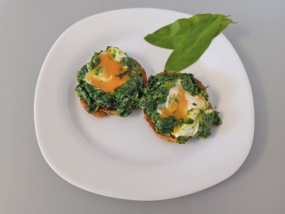 Pesto-Ei auf Laugen-Frühstücksbrötchen