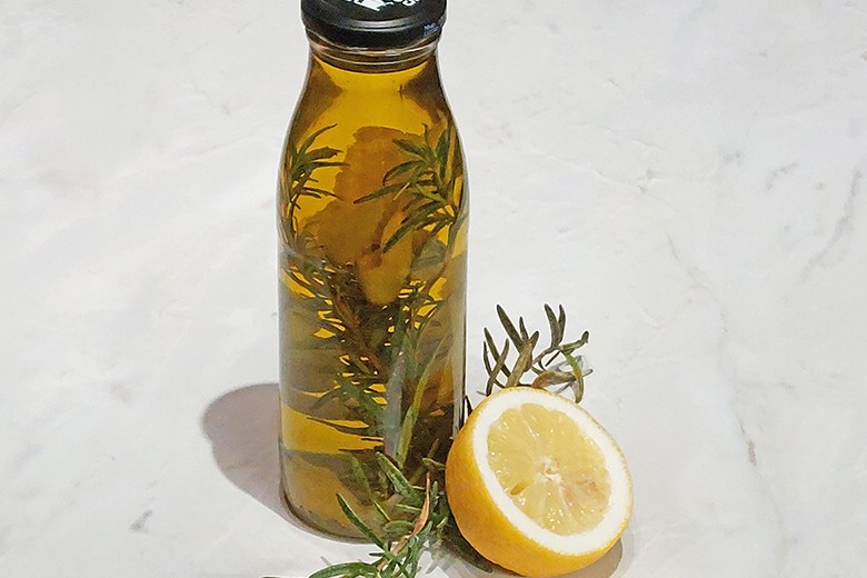 Zitronenöl mit Rosmarin