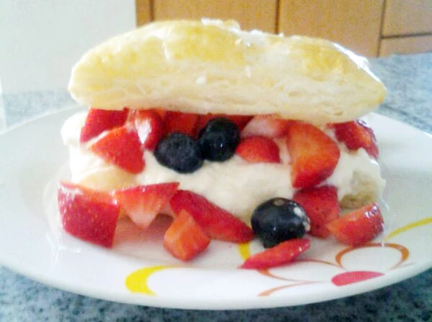 Gef&uuml;llter Bl&auml;tterteig mit Beeren
