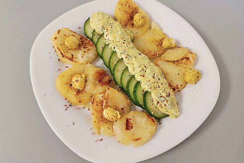 Gebratene Erdäpfel mit Gurkenscheiben