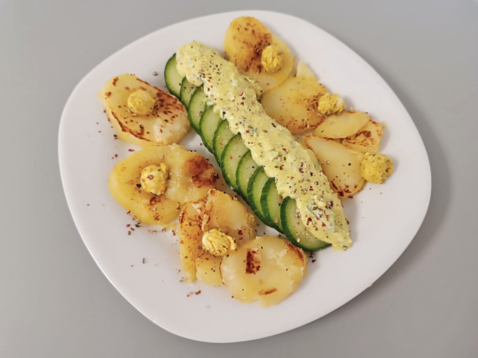 Gebratene Erdäpfel mit Gurkenscheiben