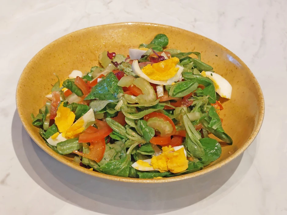 Vogerlsalat mit Staudensellerie